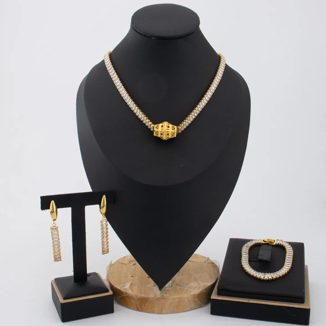 2025 Dubai New Fashion Women Jewelry Set Africa Shiny Earrings Bracelet Gold Color Necklace Gift For Party Banquet Anniversary