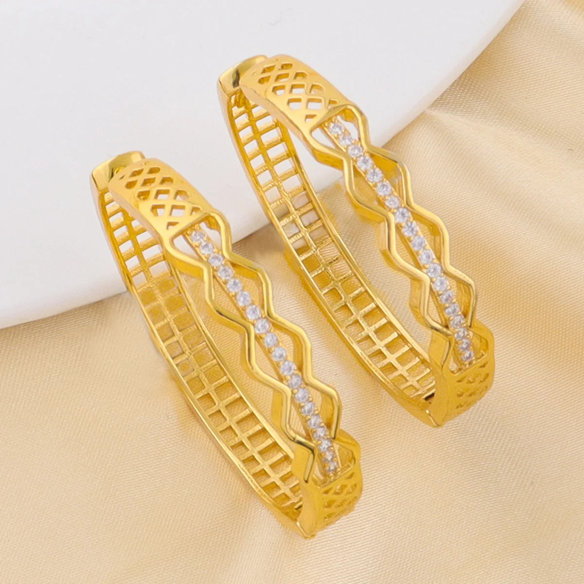 Fashion Elegant Earrings Banquet Golden Drop Women Gold Plated Fashion Brass Charms Lady Earring For Girls Hoops Golden Hoop