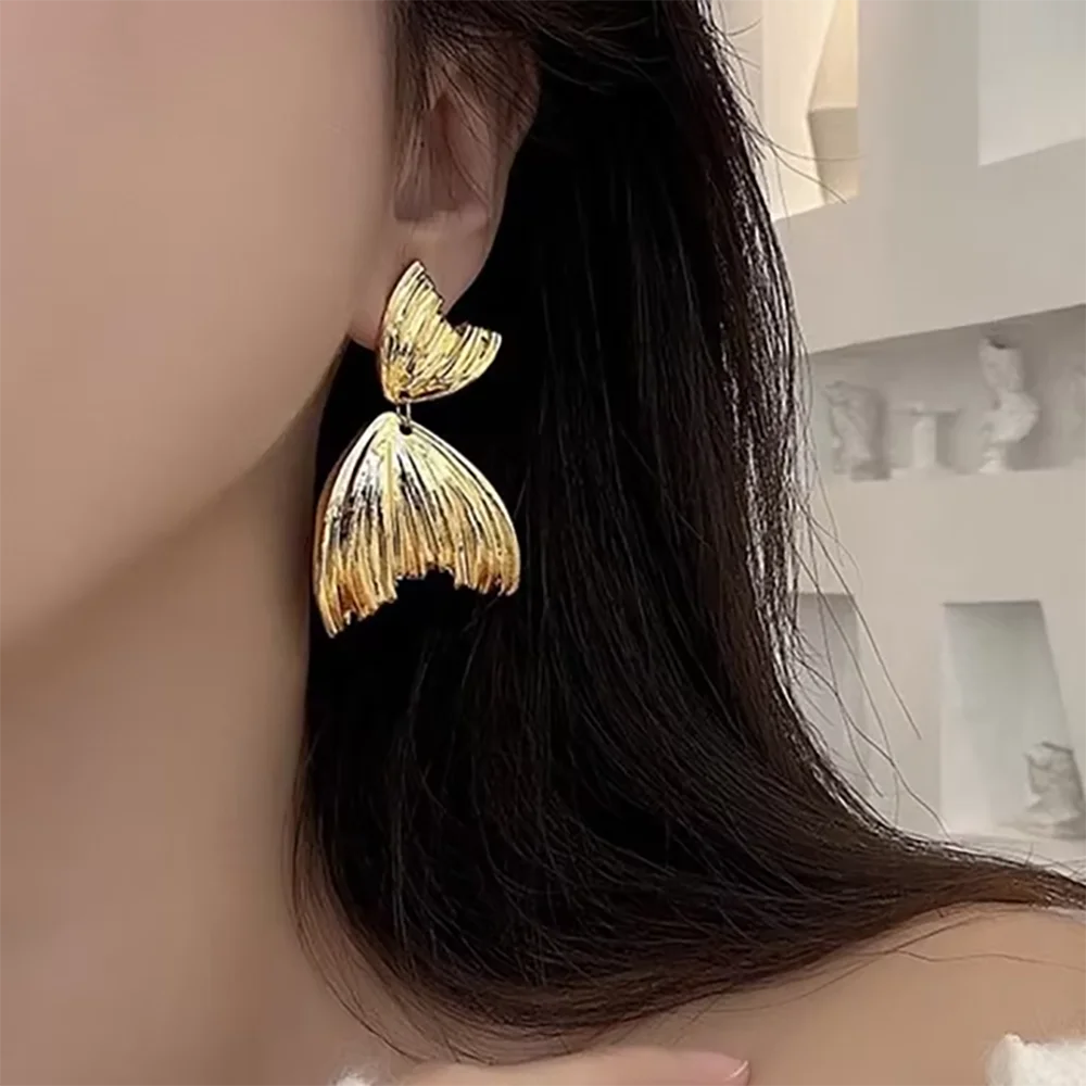 Geometry Metal Earrings Daily Wear Fashion Irregular Fish Tail Stud Earrings Women Gold Color Banquet Jewelry Birthday Gifts